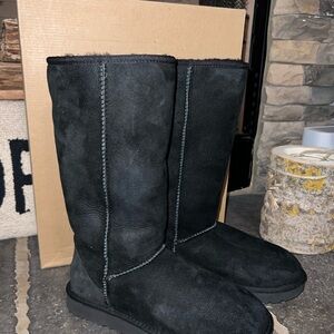 UGG 
CLASSIC TALL BOOTS
100% AUTHENTIC